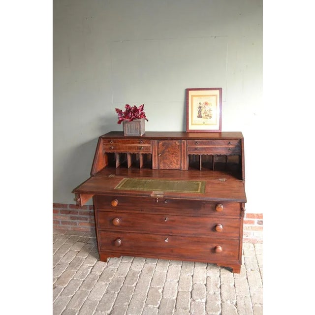 19th-century English mahogany secretaire, desk, bureau, writing desk. The dimensions are 108x120x56. The working height is...