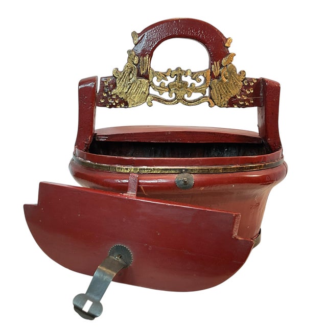 19th Century Traditional Chinese Red Lacquer and Gilt Gold Wooden Wedding Basket For Sale - Image 12 of 17