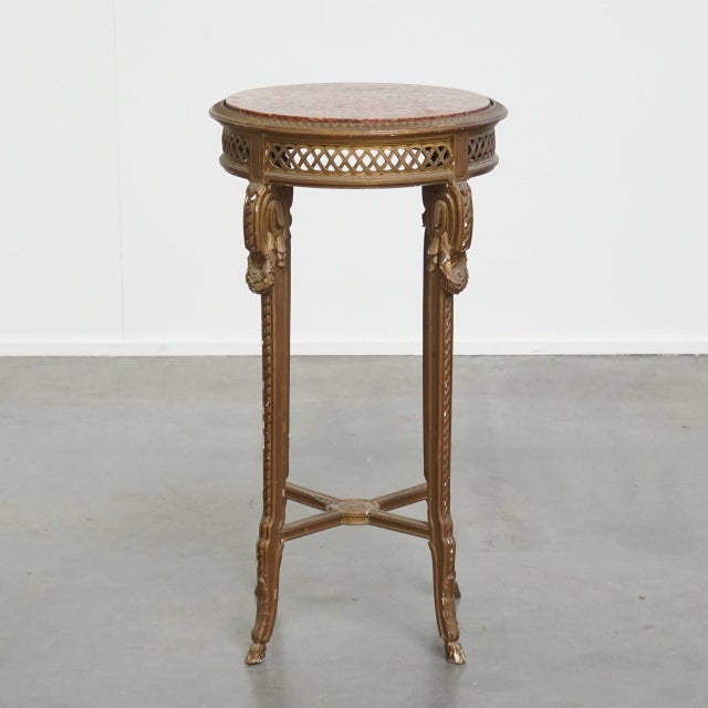 Brown French Round Brocante Side Table with Gold-Colored Wooden Frame and Marble Top For Sale - Image 8 of 8