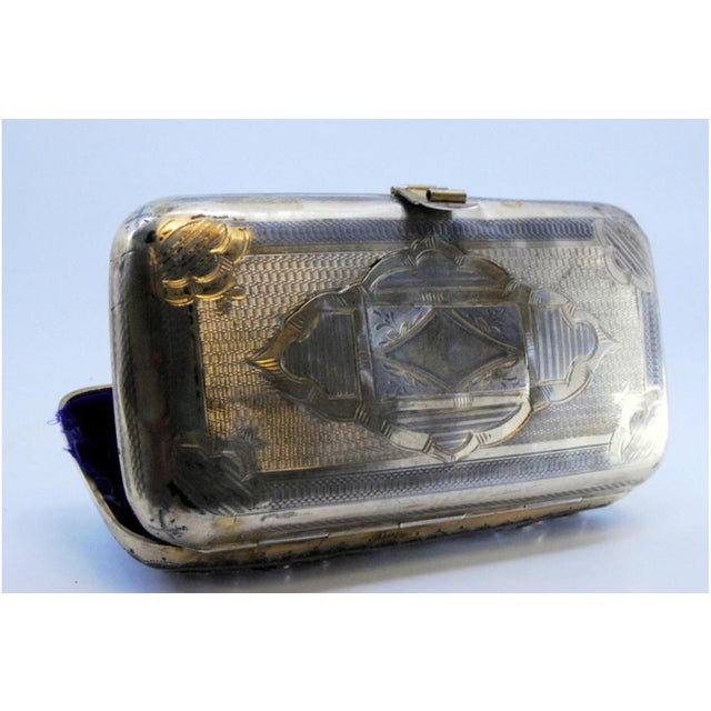 Cigar Case in Gilded Silver with Floral Reliefs, Guilloche Back with Asymmetrical Designs and Velvety Interior For Sale - Image 3 of 8