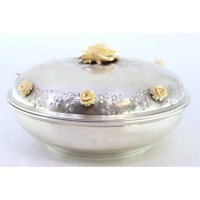Round Silver Candy Box with Floral Reliefs Lid and Flower-Shaped Handle For Sale - Image 6 of 8