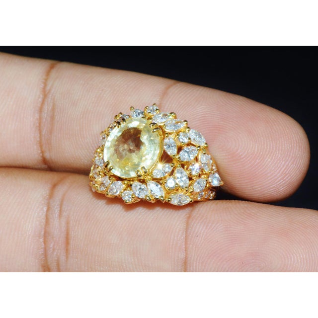 Yellow GIA Certified 8.35CTS VS F Diamond Ceylon Sapphire 18K Solid Gold Bombay Dome Ring, size 6.25 For Sale - Image 8 of 9