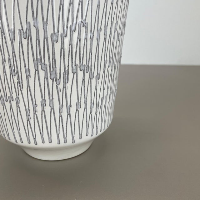 1970s Vintage White Zig Zag Fat Lava Ceramic Vase from Ilkra Ceramics, 1970s For Sale - Image 5 of 18