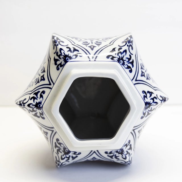 1990s Vintage Chinoiserie Blue & White Hexagon Ginger Jar For Sale - Image 5 of 7