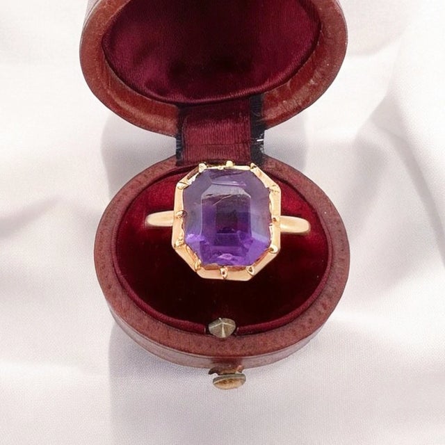 Antique 1850 ring in 18 carat yellow gold (750 thousandths). It is decorated with an intense purple amethyst with cut...