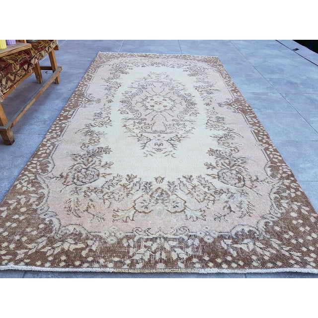 Vintage Turkish Neutral Rug, 1950 For Sale - Image 4 of 11