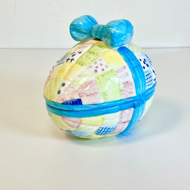 1970s Vintage Boho Chic Americana Folk Art Ceramic Easter Eggs Box, Quilt & Bow Design For Sale - Image 13 of 18