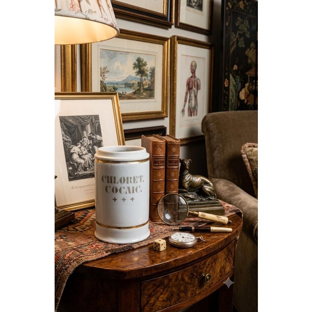 A highly collectible late‑19th to early‑20th‑century European porcelain apothecary jar labeled “CHLORET. COCAIC. +++”, the...
