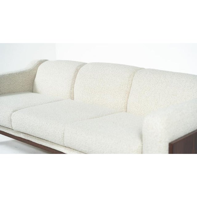 Mid-Century Oriolo Sofa in Wood and White Fabric attributed to Claudio Salocchi for Sormani, 1960 For Sale - Image 11 of 18