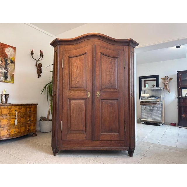Baroque hall wardrobe made of oak. Dimensions: Height x Width x Depth 197 x 150 x 65 cm. For sale is an original piece...