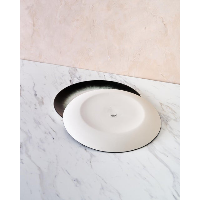 Ivory Set of 8 Minimalist "Variation 5 Dé" Dinner Plates by Ann Demeulemeester for Serax, in White Glazed Porcelain With Organic Black Border For Sale - Image 8 of 10