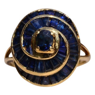 The Willare: Vintage Spiral Sapphire and Yellow Gold Cocktail Ring For Sale