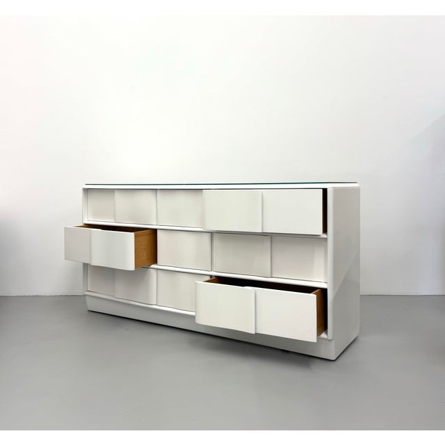 White Vintage Heywood-Wakefield Lacquered 6 - Drawer Chest With Glass Top For Sale - Image 8 of 8