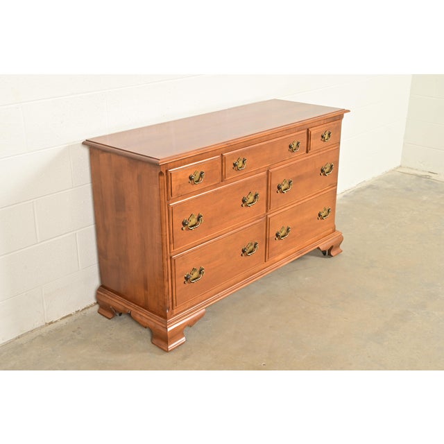 Ethan Allen Ethan Allen American Colonial Solid Maple Seven-Drawer Dresser, Circa 1970s For Sale - Image 4 of 12