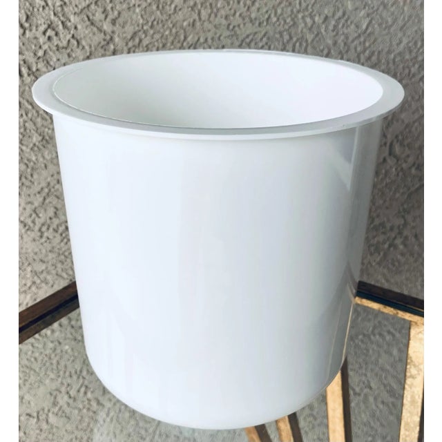 Transparent Circa 1970 Sleek Ribbed “Atomic” Acrylic Ice Bucket With Inset Lid and Removable Insert For Sale - Image 8 of 12