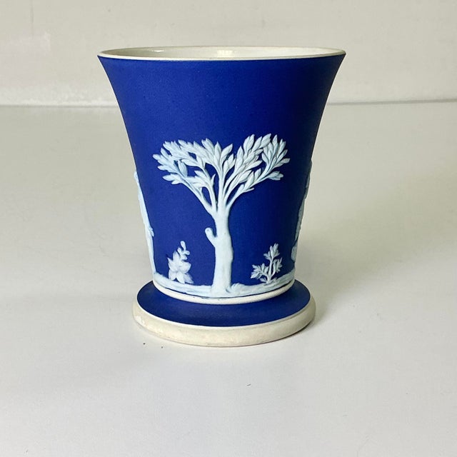 English 1950s Vintage Hellenistic Mediterranean Neoclassical English Wedgwood Jasperware Urn Vase. For Sale - Image 3 of 12