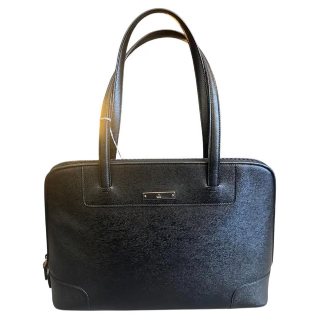 This authentic Gucci shoulder bag dated 1990s is crafted from premium black textured leather, offering a sleek and...