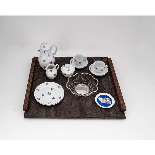 Biedermeier. Elegant. For two. Clear. Expressive. Timeless. At the center of this set is a service in the „Streublume“...