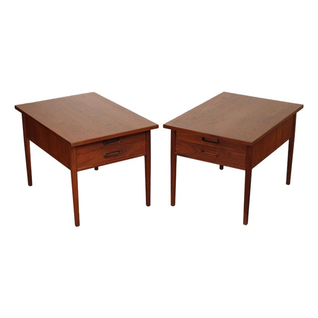 Mid Century Modern Pair of Walnut End Tables For Sale