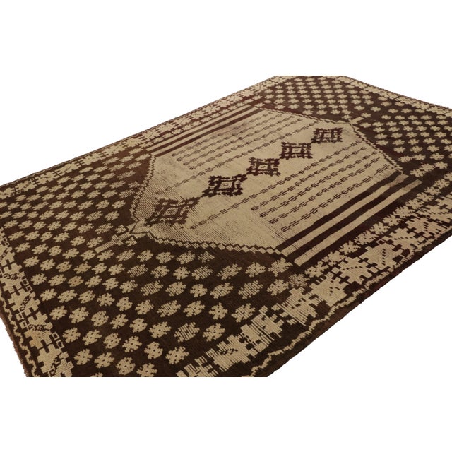 Rug & Kilim Vintage Tulu Rug in Beige-Brown With Geometric Medallion - Rug & Kilim For Sale - Image 4 of 8