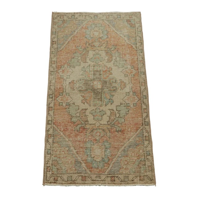 1950s Vintage Turkish Rug in Pink With Blue & Cream Floral Medallion | Rug & Kilim For Sale - Image 5 of 7