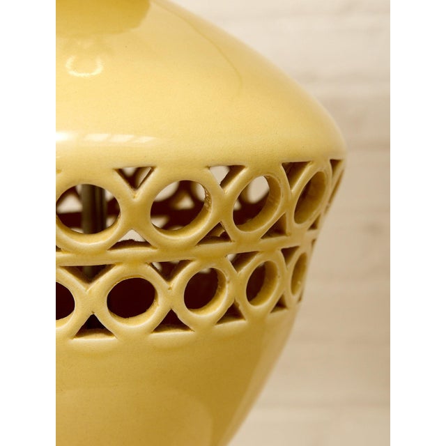 Mid-Century Modern Vintage Mid-Century Atomic Ceramic Table Lamp With Cutout Base For Sale - Image 3 of 12