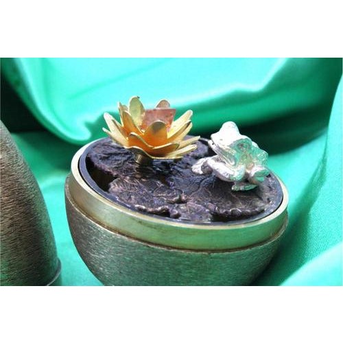 Brushed Silver Egg with Golden Frog and Flower in the style of Fabergé Style For Sale - Image 5 of 7