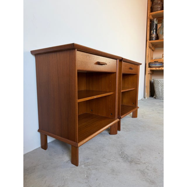 Mid Century Danish Modern Teak Nightstands With Drawer & Open Shelf – A Pair For Sale - Image 4 of 18