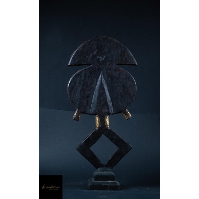 Boho Chic Central African Kota Reliquary in Hammered Brass and Wood, Gabon, 20th Century For Sale - Image 3 of 4