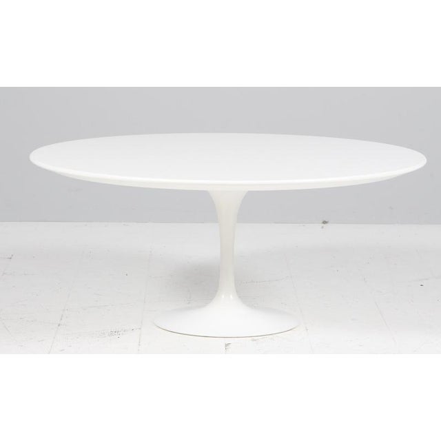 Eero Saarinen Tulip sofatable with white plate. Manufactured by Knoll International. This piece is attributed to the...