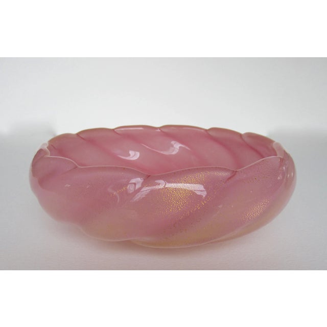 Mid-Century Modern Circa C.1960's Italian Hand-Blown Murano by Ercole Barovier' for Barovier' & Toso Swirled Bubble Gum Pink Bowl With Gold Leaf Inclusions For Sale - Image 3 of 13
