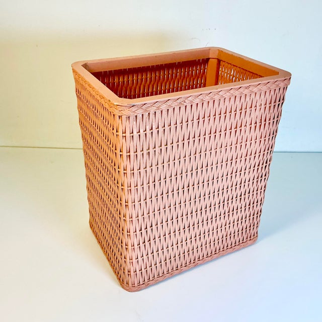 Mid-Century Modern Mid-Century Boho Chic Coastal Peach Colored Wicker Wastebasket For Sale - Image 3 of 13