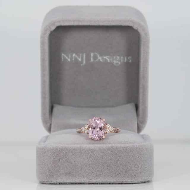 Modern 2.7Ct Cor De Rosa Morganite Ring With Earth-Mined Diamonds: Solid 14k Gold, Size 6.75 For Sale - Image 3 of 9