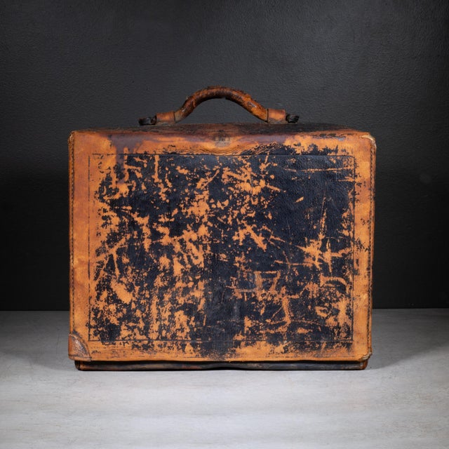 American Antique Distressed Leather Camera Case c.1900-1930 For Sale - Image 3 of 10