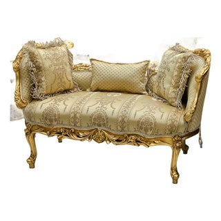 Golden Opulence – French-Inspired Settee With Ornate Gold Leaf Carvings & Luxurious Gold Damask Upholstery For Sale