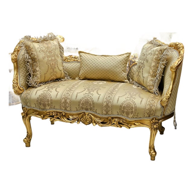 Golden Opulence – French-Inspired Settee With Ornate Gold Leaf Carvings & Luxurious Gold Damask Upholstery For Sale