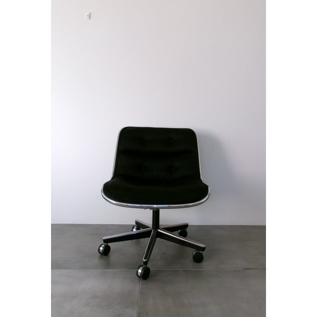 Pair of iconic 1980s Charles Pollock Executive Chairs by The Knoll Group in grey fabric. Original Knoll Price tag from...