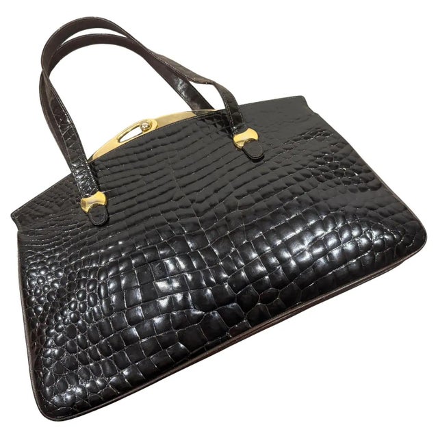 An Elegant 1960s Vintage Dark Brown Leather and Brass Clasp Italian Hand-Bag For Sale - Image 4 of 16