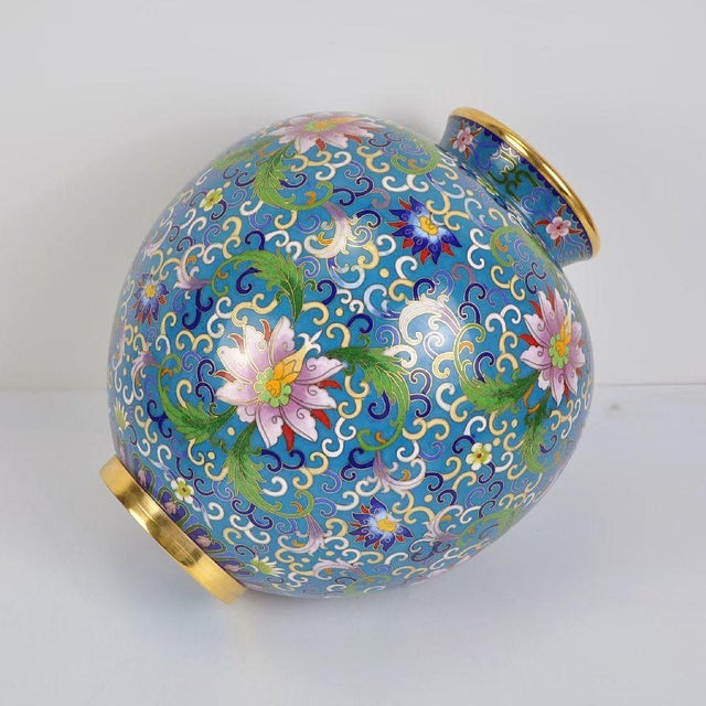 Mid 20th Century Vintage Chinese Cloisonné Vase | Gilt Lotus & Scrolling Vine Motif With Stand & Box For Sale - Image 5 of 9