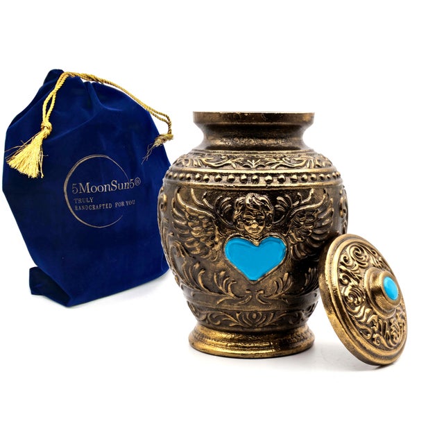PREMIUM SOLID METAL CONSTRUCTION: Crafted from high-quality solid metal, this keepsake urn offers lasting durability and a...