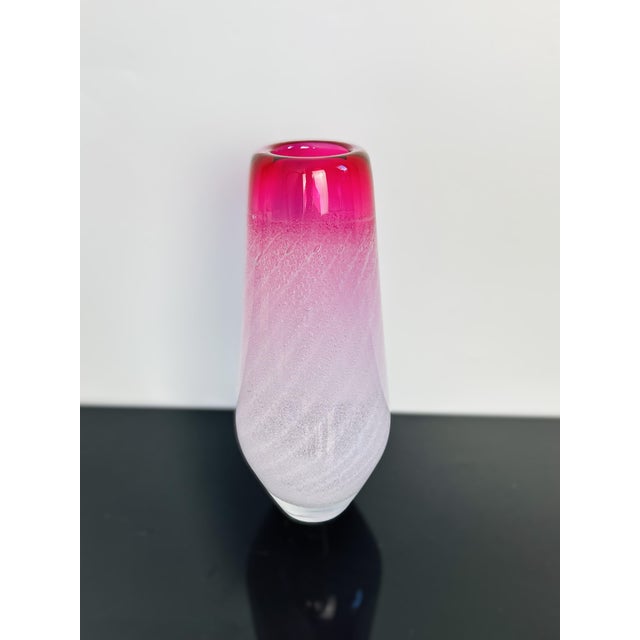 Mid-Century Modern Model 8318/30 Pink and White Art Glass Vase by Ladislav Paleček for Škrdlovice, Czechoslovakia, 1983 For Sale - Image 3 of 8