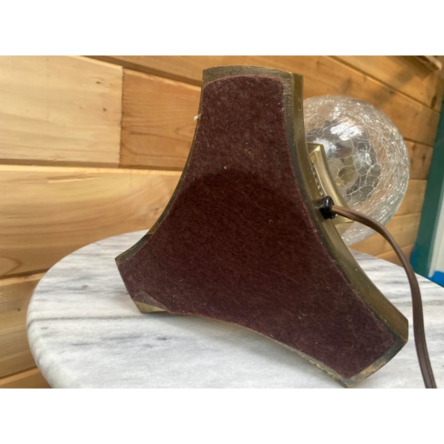 Metal 1950s Hollywood Regency Crackle Glass Globe Brass Table Lamp For Sale - Image 7 of 9