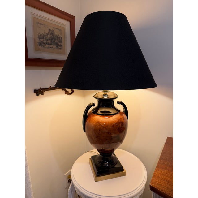 Vintage Frederick Cooper Chicago Faux Burl Urn Table Lamp – Black & Brass For Sale In Baltimore - Image 6 of 12