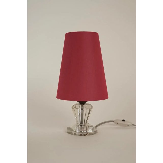 Hollywood Regency French Table Lamp with Cut Glass Base and Coral Silk Shade in Regency Style For Sale - Image 3 of 13