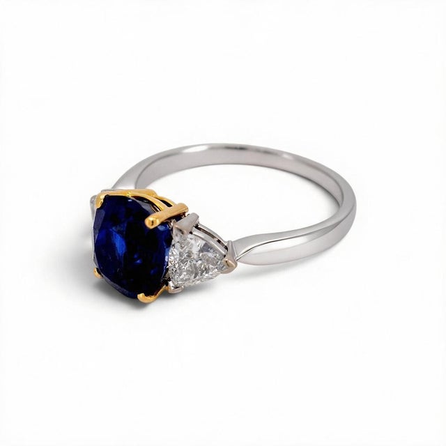 Vintage 18k Gold Trilogy Ring — 3.55ct Unheated Vivid Blue Madagascar Sapphire, Size 7 For Sale - Image 4 of 6