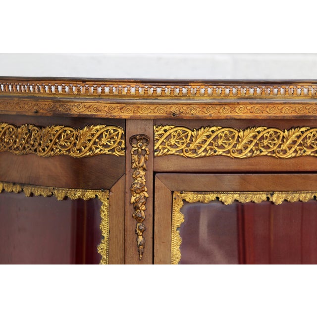 19th Century French Louis XV Vitrine Curio Cabinet With Marble Top & Ormolu For Sale - Image 4 of 18