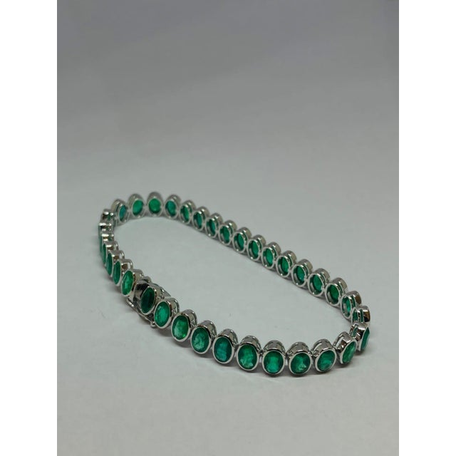 GEMSTONE DETAILS Gold Purity: 18K Solid Gold (stamped) EMERALD: 16.15 CTS 18K GOLD NET WEIGHT: 11.69 GRAMS GROSS WEIGHT:...