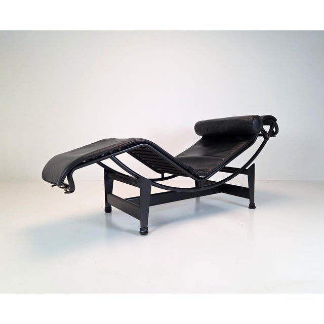 Iconic design classic in full black, in excellent vintage condition. designed by le corbusier, charlotte perriand, and...