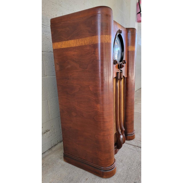 A complete and original Philco Model 9-S-262 console radio with multiple band dial. Circa. 1938. All electrical components...