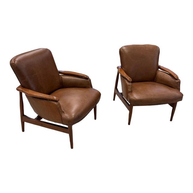 Pair of Mid Century Modern Leather Club Chairs For Sale